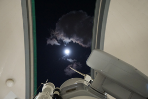 大型望遠鏡で月を観察