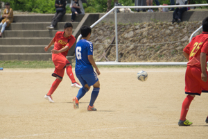 後半２０分、狩野選手（１年）がミドルシュートをゴールに突き刺し、３－０でリード。