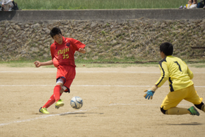 後半３０分、廣田選手（３年）がキーパーとの１対１を冷静に決めて、４点目。